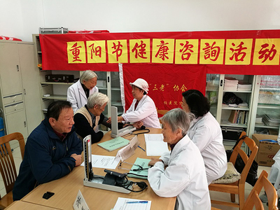 北航校醫(yī)院退休職工黨支部重陽(yáng)送健康，溫暖情意暖夕陽(yáng)